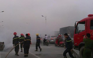Đang giao hàng, xe máy bất ngờ bốc cháy dữ dội trên cầu