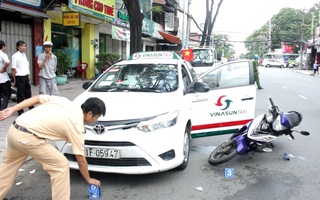 Tông vào cửa taxi, cô gái trẻ bị đứt gân chân