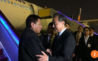 Vừa đến Bắc Kinh, tổng thống Philippines đã nói lại