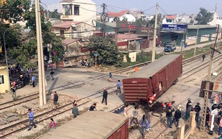 Tàu hỏa đang chạy, toa bị đứt văng khỏi đường ray