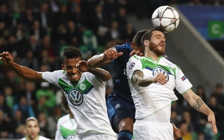 Clip hậu vệ Wolfsburg gãy răng sau đòn hiểm của Toni Kroos