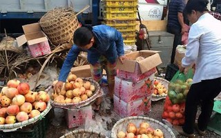 Bán hoa quả Trung Quốc thu lãi “khủng” và cái giá phải trả