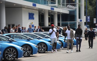 Ông chủ Leicester City thưởng 19 xe BMW i8 cho các cầu thủ