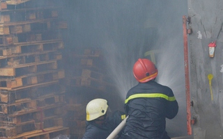 Cháy lớn xưởng giấy, gần trăm chiến sĩ chữa cháy trong mưa