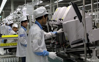 Microsoft bán mảng sản xuất điện thoại cơ bản cho Foxconn