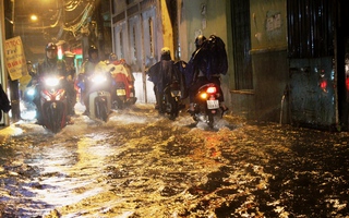 Sài Gòn mưa lớn gây ngập, kẹt bít các ngả về