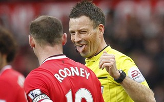 Trọng tài Clattenburg cầm còi trận derby Manchester