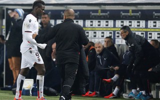 Balotelli lại bị đuổi, Nice lâm nguy