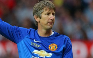 Van der Sar “giải cứu” CLB chỉ có 1 thủ môn