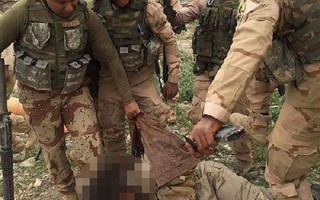 Binh sĩ Iraq hành hạ xác tù nhân IS