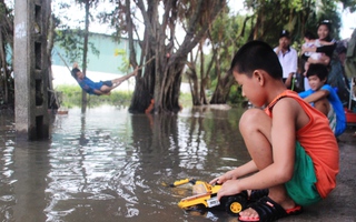 Tan hoang, vật vã trong cơn "hồng thủy" ở quận 12