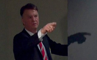 Van Gaal chỉ tay gọi nhà báo là thằng béo!