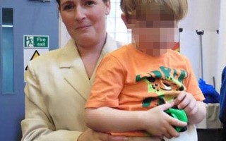 Bé trai 3 tuổi kẹt trong nhà 3 ngày bên xác mẹ