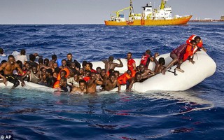 Hơn 400 người di cư chết đuối trên Địa Trung Hải