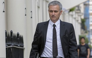 Mourinho nhận lương gấp đôi Van Gaal tại M.U