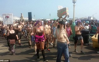 Hàng trăm người "thả rông" vòng một trên bãi biển Anh