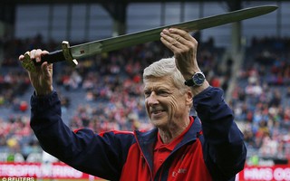 HLV Wenger nhận bảo kiếm, Arsenal thắng tưng bừng