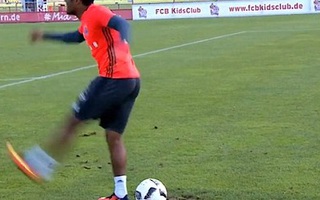 Ngỡ ngàng với pha đá penalty bằng gót chân của Costa