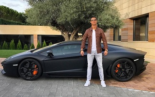 Ronaldo khoe siêu xe mừng Real đại thắng