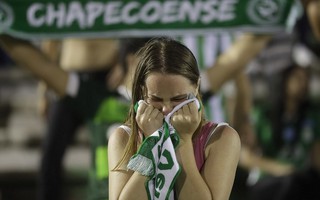 Cảm động cảnh CĐV tưởng niệm cầu thủ Chapecoense