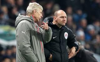 Wenger nổi điên ví trọng tài như “sư tử trong sở thú”