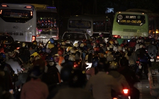 VIDEO: Hàng ngàn người trở lại thành phố trong mưa và bóng tối
