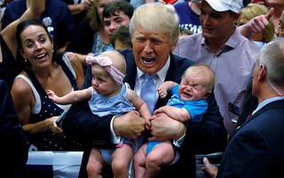 Bị làm phiền, ông Trump "tống cổ" em bé khỏi buổi diễn thuyết