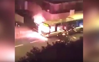 Pháp: Chặn đường đốt xe buýt