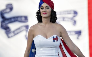 Katy Perry khỏa thân ủng hộ bà Hillary Clinton