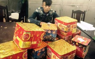 Bắt thanh niên vận chuyển 17 kg pháo hoa Trung Quốc