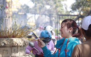 Cận cảnh ngày rằm ở chùa Châu Thới