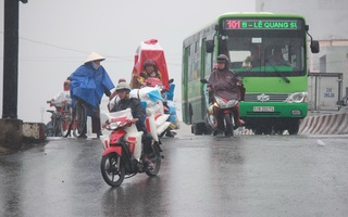 Hiểm họa rình rập ngay chân cầu