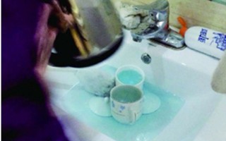 Trung Quốc: Rửa tách trà cho khách bằng... nước tẩy bồn cầu