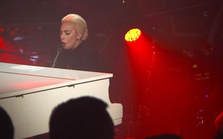 Lady Gaga kêu gọi ông Donald Trump cần hài hòa và thông minh