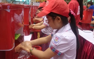 Bộ trưởng Nguyễn Thị Kim Tiến rửa tay cùng học sinh