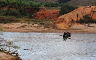 Có cầu tạm, dân vẫn "liều mình" đu dây vượt sông