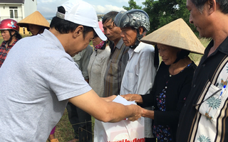 Báo Người Lao Động cứu trợ vùng rốn lũ Bình Định