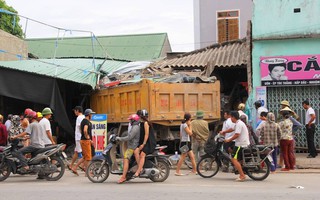 Xe ben mất lái lao vào quán, 3 người bị thương