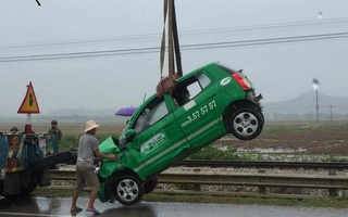 Tàu hỏa tông taxi Mai Linh bay chục mét