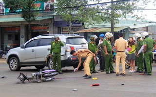 Không đội mũ bảo hiểm tông đuôi ô tô, 2 người thương vong