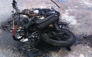 Trộm chó bị người dân đánh trọng thương, đốt xe máy