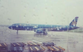 Sân bay Nội Bài hoạt động trở lại dù bão số 1 chưa qua