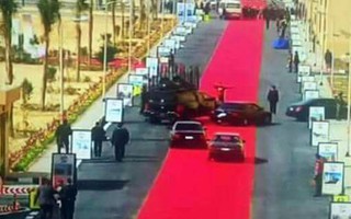 Tổng thống Ai Cập bị chỉ trích vì “4 km thảm đỏ lót đường"