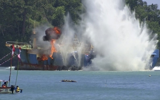 Indonesia đánh chìm "tàu ma"