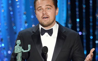 Leonardo DiCaprio đã chạm một tay vào tượng Oscar