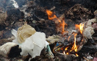 Bãi rác bốc cháy thải vô vàn khí độc