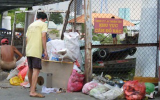 Vô tư đổ rác dưới biển cấm