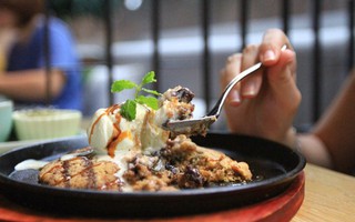 Giới trẻ đang sốt với bánh cookie Pizookie nóng - lạnh ở Sài Gòn