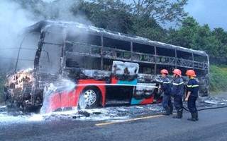 Xe giường nằm bốc cháy trong đêm, hành khách hoảng loạn