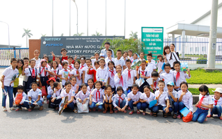 Học sinh tham quan nhà máy Suntory PepsiCo Việt Nam